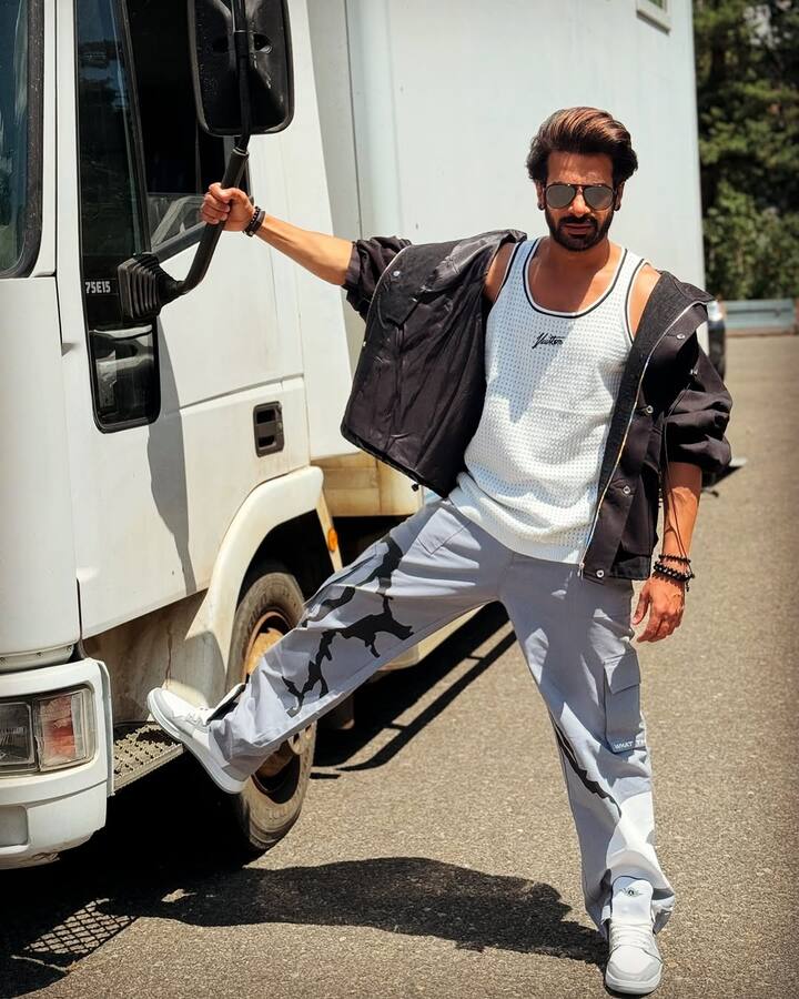 करण ने एक इंटरव्यू में कहा- उनका रिश्ता दोस्ती और रोमांस के बीच का है. रियल लाइफ में हम बिग बॉस से काफी अलग हैं. हम रियल लाइफ में 24 घंटे साथ में नहीं रह सकते हैं.