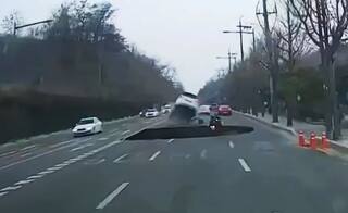 ਸੜਕ 'ਤੇ ਅਚਾਨਕ ਪਿਆ ਵੱਡਾ ਟੋਆ, ਇੱਕ-ਇੱਕ ਕਰਕੇ  ਧਸੀਆਂ ਗੱਡੀਆਂ, ਲੋਕਾਂ 'ਚ ਸਹਿਮ ਦਾ ਮਾਹੌਲ, ਸਾਹਮਣੇ ਆਈ ਡਰਾਉਣੀ ਵੀਡੀਓ