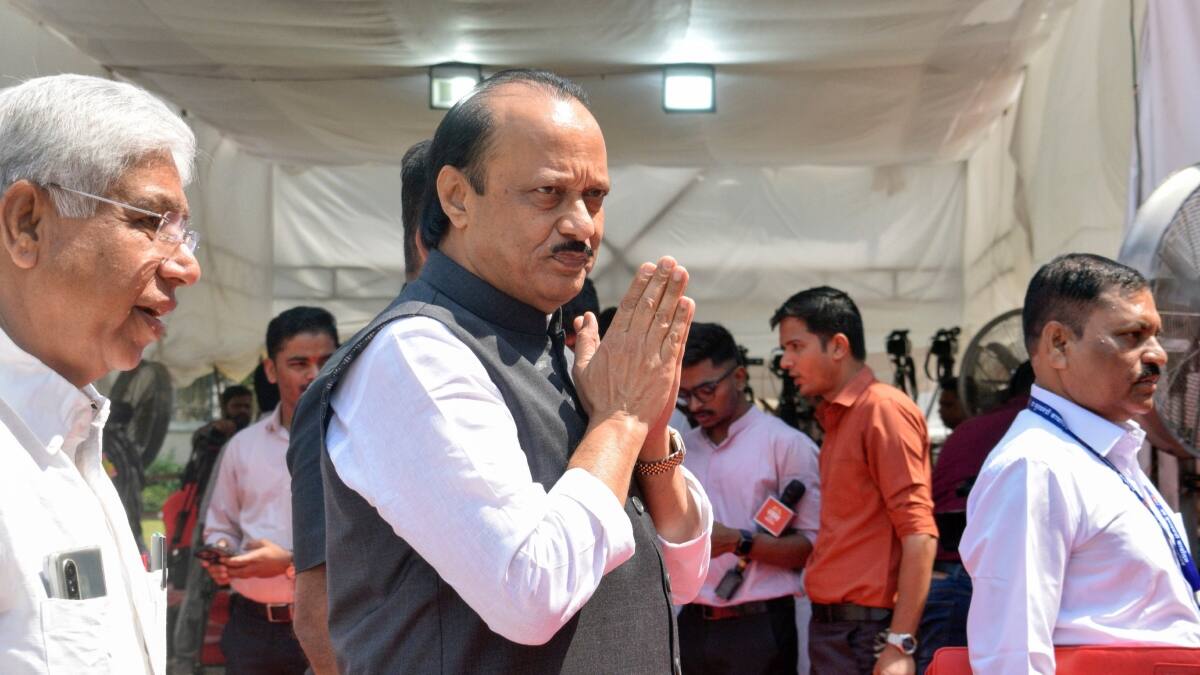 क्या संपर्क में हैं शरद पवार गुट के विधायक? अजित पवार का बड़ा बयान, 'कोई नेता...