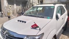 सपा सांसद रामजी लाल सुमन के घर पर जमकर पथराव, तोड़ डालीं गाड़ियां और कुर्सी, देखें तस्वीरें