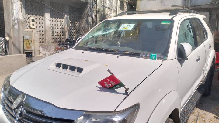 करणी सेना के पदाधिकारियों ने पहले सोशल मीडिया पर उग्र प्रदर्शन करने का ऐलान किया और आगरा के कुबेरपुर पर जमा हुए. करणी सेना के पदाधिकारियों ने ऐलान कर सपा सांसद के आवास पर धावा बोला. करणी सेना के ऐलान के बाद पुलिस प्रशासन ने सपा सांसद रामजी लाल सुमन के आवास की सुरक्षा को बढ़ा दिया है.