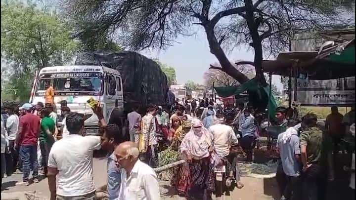 सर्व जखमी विद्यार्थ्यांना उपचारासाठी अकोल्याच्या शासकीय रुग्णालयात दाखल करण्यात आले आहे.