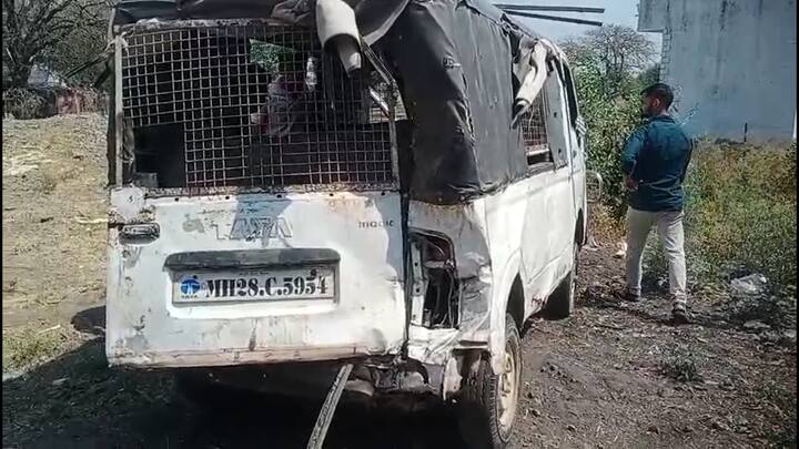 ट्रकमध्ये जवळपास 20 टन लोड असल्याचे समजते आहे. हा अपघात इतका भीषण होता की अपघातात जवळपास दहा विद्यार्थी जखमी झाले आहेत. तर यापैकी तीन विद्यार्थी गंभीर स्वरूपात जखमी आहेत.