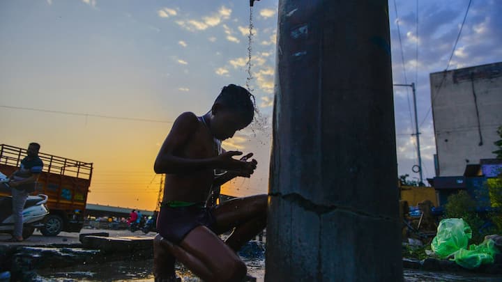 বসন্তের মিঠে হাওয়ায় ঘু ভাঙার দিন শেষ।  বরং খুব শিগগিরিই বঙ্গে চড়চড় করে চড়বে পারদ। গরমে নাভিশ্বাস উঠতে পারে বিভিন্ন জেলার মানুষের।  ধীরে ধীরে তাপমাত্রা বাড়বে।