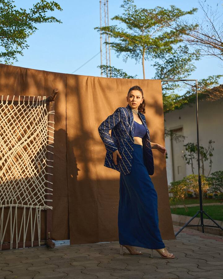 बालकलाकारानंतर हंसिका मोटवानीने मुख्य नायिका बनून साऊथ चित्रपटसृष्टीत खळबळ माजवली आहे