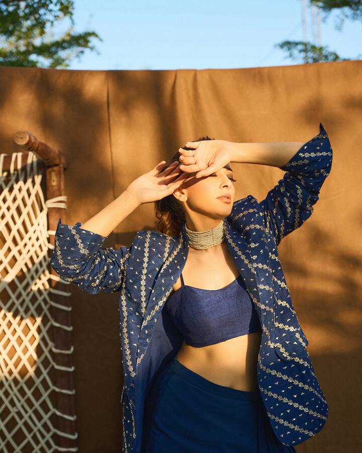 ती नेहमीच तिचे नवनवे लूक शेअर करत असते. हा ब्लु को ओर्ड सेट मधला तिचा लूक सध्या व्हायरल होतोय.