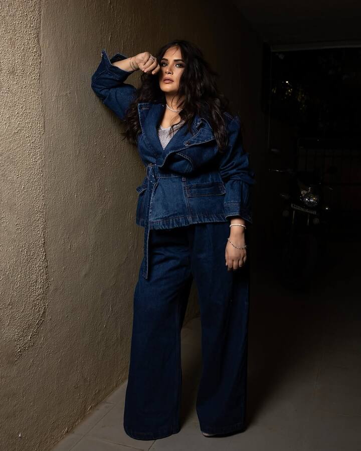 Richa keeps her accessories minimal but effective. She wears a dainty silver necklace, adding just the right amount of shine without overpowering the metallic element of her top.