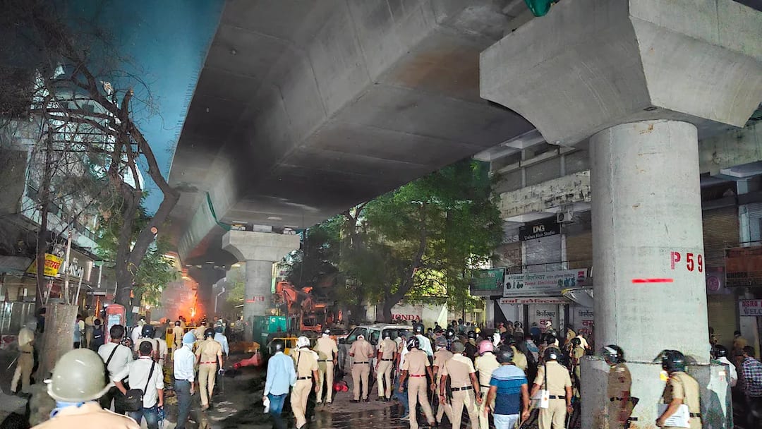 Nagpur Violence: नागपूरच्या भालदारपुऱ्यात ओल्यासोबत सुकंही जळालं! दशक्रियेसाठी आलेल्या शेख कुटुंबाने मोजली मोठी किंमत Nagpur violence case study Bushra Shaikh family facing police action after family event at Bhaldarpura riots news in Marathi Nagpur Violence: नागपूरच्या भालदारपुऱ्यात ओल्यासोबत सुकंही जळालं! दशक्रियेसाठी आलेल्या शेख कुटुंबाने मोजली मोठी किंमत