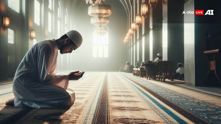 एतकाफ करने वाले मुसलमान केवल बेहद जरूरी काम या बातचीत के लिए ही बाहर निकलते हैं और इसके अलावा बाहरी दुनिया से दूर वे सारा समय केवल इबादत में लगाते हैं. एतकाफ का अर्थ होता है ठहर जाना या स्वयं को रोक लेना.