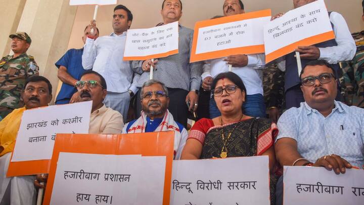 उन्होंने कहा कि दोनों तरफ से पथराव किया गया. वहीं, एक अन्य अधिकारी ने बताया कि स्थिति को नियंत्रित करने के लिए पुलिस ने हवा में गोलियां चलाईं. पुलिस ने दावा किया कि स्थिति नियंत्रण में है और घटनास्थल पर बड़ी संख्या में सुरक्षाकर्मी तैनात किए गए हैं. स्थानीय लोगों के अनुसार, सांप्रदायिक गीत बजाने को लेकर दो समूहों के बीच विवाद हुआ, जिसके बाद दोनों ओर से पथराव किया गया.