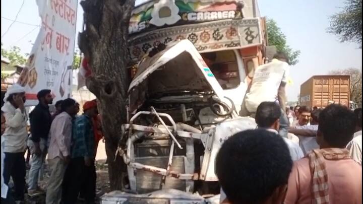 अकोल्यात विटा वाहून नेणाऱ्या ट्रॅकने एका खाजगी स्कूल वॅनला जोरदार धडक दिली आहे. यात स्कूल वाहनातील तब्बल 10 विद्यार्थी जखमी झाले आहे. तर 3 विद्यार्थी गंभीर जखमी झाल्याची माहिती पुढे आली आहे.