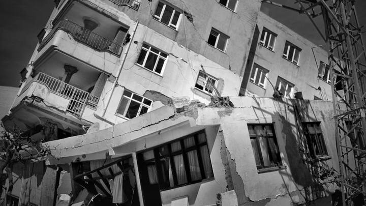 भूकंप आने के बाद आफ्टरशॉक्स आते रहते हैं, इसलिए अगर आप सो रहे हैं तो थोड़ा चौकन्ने रहें. कोशिश करें कि जो जरूरी सामान है उसे अपने पास में ही रखें.