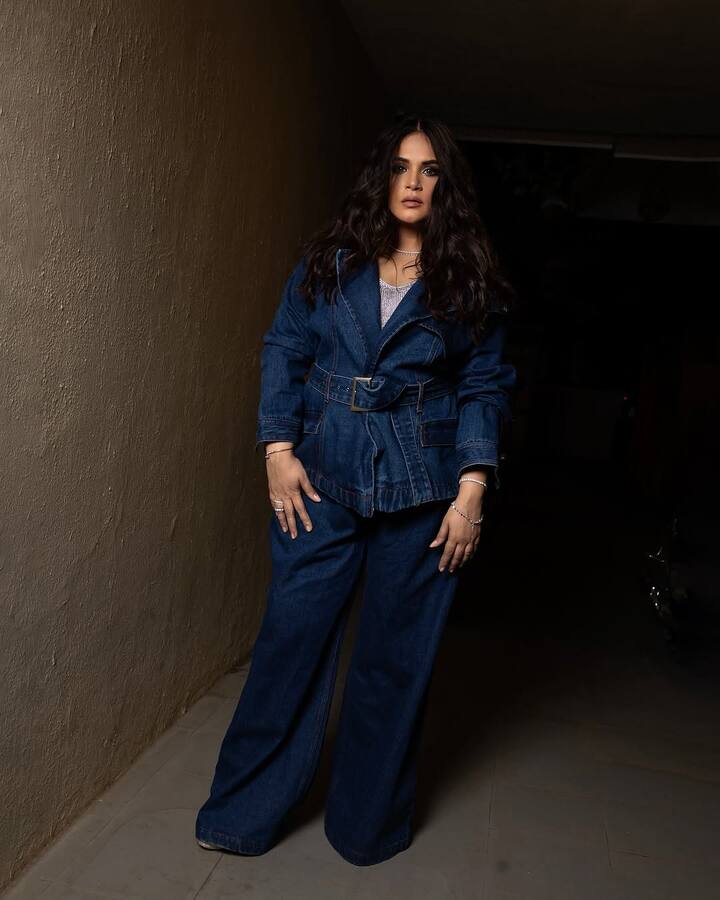 The highlight of Richa’s ensemble is her denim blazer, tailored with a structured silhouette and cinched at the waist with a matching denim belt.