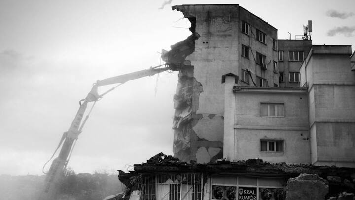 इस दौरान आप कांच और खिड़कियों से दूर रहें व भारी सामान के आसपास न जाएं, क्योंकि उनके गिरने से चोट लगने का खतरा है.