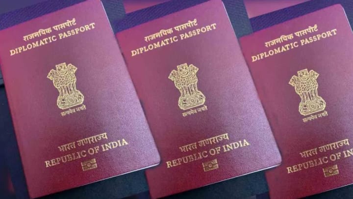 वहीं शाहरुख खान की तरह कुछ लोगों को मरून रंग का पासपोर्ट मिलता है. यह डिप्लोमेट्स या फिर सीनियर अधिकारियों को जारी किया जाता है.