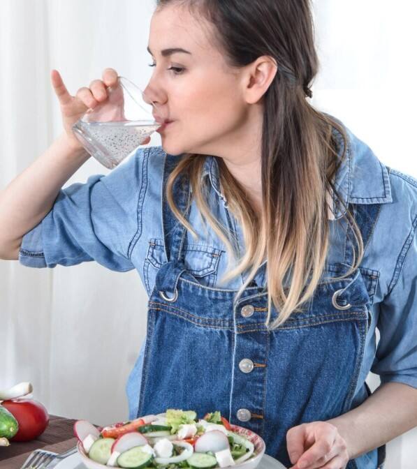 ਭੋਜਣ ਤੋਂ ਤੁਰੰਤ ਬਾਅਦ ਪਾਣੀ ਪੀਣ ਦੇ ਨੁਕਸਾਨ- ਪਾਚਨ ਪ੍ਰਕਿਰਿਆ ਤੇ ਅਸਰ, ਭੋਜਨ ਦੇ ਸਹੀ ਤਰੀਕੇ ਨਾਲ ਹਜ਼ਮ ਹੋਣ 'ਚ ਰੁਕਾਵਟ, ਐਸੀਡਿਟੀ ਅਤੇ ਗੈਸ ਦੀ ਸਮੱਸਿਆ ਹੁੰਦੀ ਹੈ।