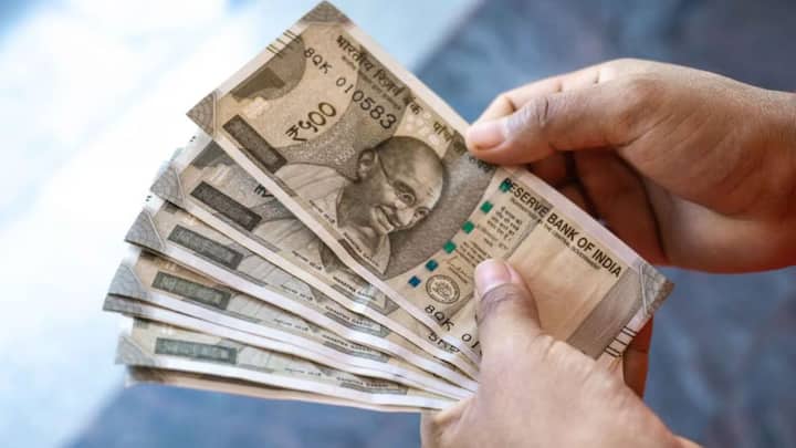 The daughters who have not received an amount of Rs 2500 in their account. She can register her complaint about this. For this, a complaint can be lodged by going to the Women and Child Development Department of your area.