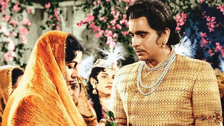 इसके बाद डायरेक्टर के आसिफ दौड़कर मधुबाला के पास गए और कहा था कि, ‘मैं खुश हूं कि ये साफ हो गया कि वो आज भी आपसे प्यार करते हैं. वरना प्यार में पड़े आदमी के अलावा ऐसा कौन करता है. चाहे आप उनके लिए कुछ भी सोचें.’