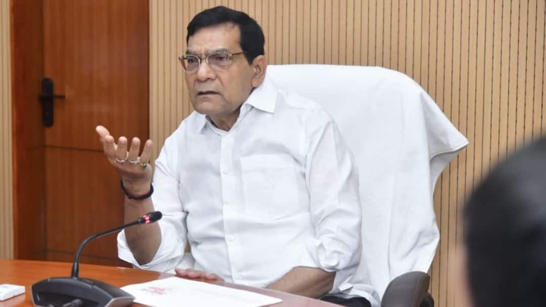 UP Energy Minister AK Sharma Warning on power cuts if transformer blows up then officer also blow up ANN 'अब एक ट्रांसफार्मर फुंका तो एक अधिकारी भी फुंकेगा', बिजली कटौती पर ऊर्जा मंत्री AK शर्मा की चेतावनी