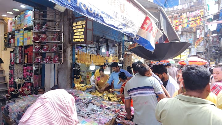 व्यापारियों के अनुसार, हाल ही में एक महिला चोर गैंग ने रात में एक दुकान का शटर उठाकर बच्चे को अंदर भेज दिया और गल्ले से सारा कैश साफ कर दिया. इसी तरह, पहले खुजली गैंग भी सक्रिय था, जो लोगों को धक्का देकर चोरी करता था.