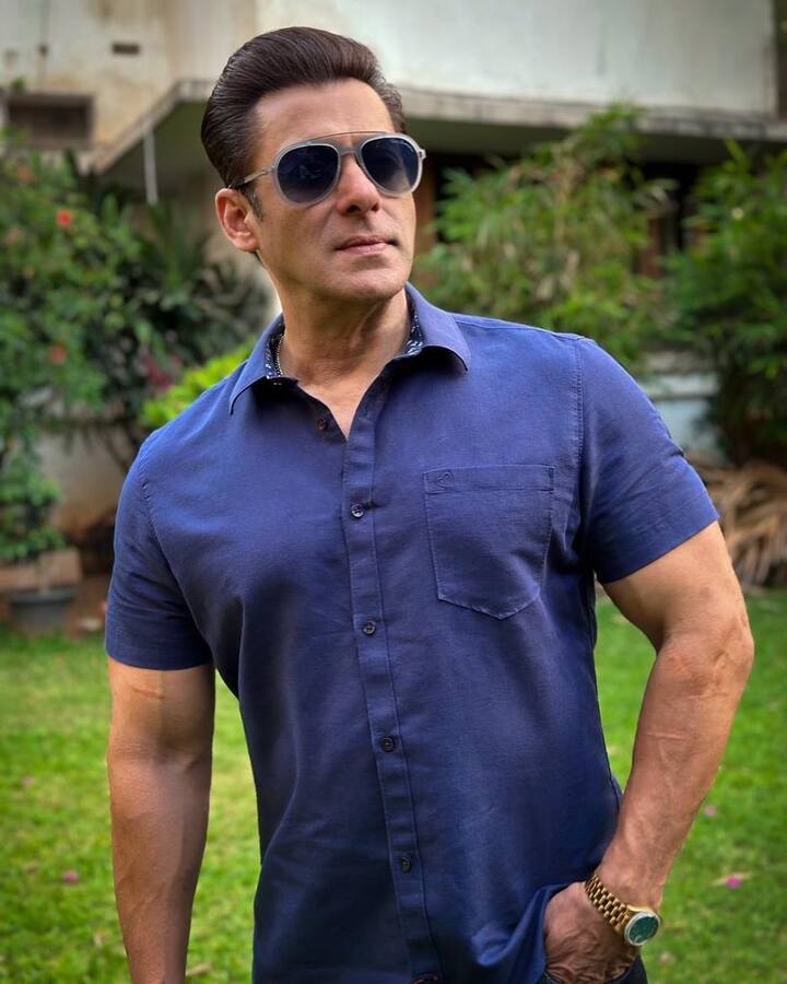 आमिर खान के बेटे जुनैद की फिल्म 'लवयापा' की स्क्रीनिंग में सलमान खान एक ऑडमर्स पिगेट रॉयल ओक ऑफशोर डायमंड वॉच पहनकर पहुंचे थे. इसे हीरों और व्हाइट गोल्ड के साथ तैयार किया गया है. इसकी कीम 12 करोड़ है.