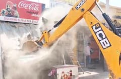 Gurugram: साइबर सिटी की शीतला माता रोड पर चला बुलडोजर, अतिक्रमण ध्वस्त, देखें तस्वीरें