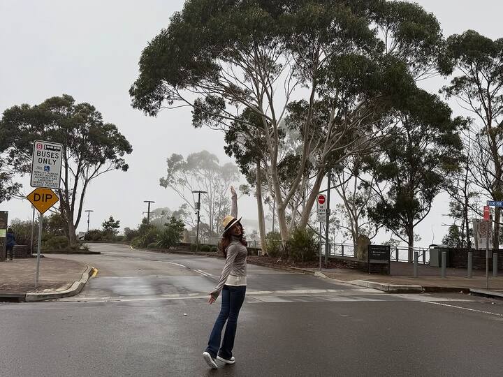 Sharing her series of her photos, Samantha wrote in the caption, “Nature, animals, and good vibes! From feeding kangaroos to spotting sleepy koalas, it was such a lovely time! Major shoutout to the team at @featherdalewildlifepark for all the amazing rehab work they do for Aussie wildlife.”