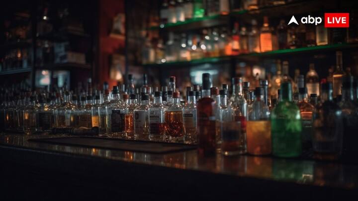 1 अप्रैल से चंडीगढ़ में नई एक्साइज पॉलिसी लागू होने जा रही है और इसलिए ठेकेदार एक साल के स्टॉक को क्लियर करने में लगे हैं. भारी छूट के चलते शराब के ठेकों पर भीड़ भी नजर आ रही है.