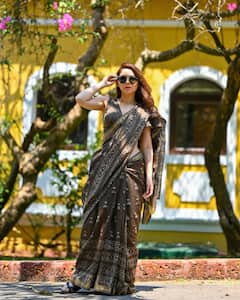 मराठी इंडस्ट्रीची अप्सरा अभिनेत्री सोनाली कुलकर्णीचा देसी लूक; काळ्या साडीत दिसतेय खूपच सुंदर!