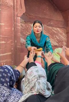 Eid 2025: कौन हैं नेहा भारती? दिल्ली के जामा मस्जिद में रोज बांटती हैं इफ्तारी, हर तरफ हो रही चर्चा