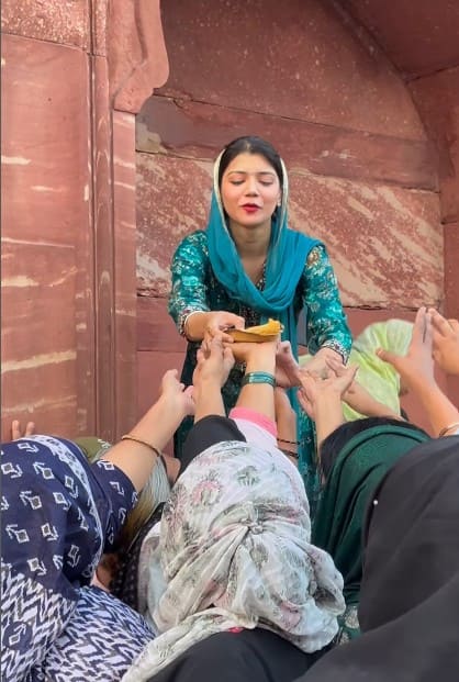 बीबीसी उर्दू से बातचीत में नेहा भारती ने कहा, ''मेरा मकसद लोगों तक खाना पहुंचाना नहीं बल्कि लोगों तक मोहब्बत पहुंचाना है. जामा मस्जिद में तीन साल से लगातार इफ्तार करा रही हूं. हर रोज अलग अलग चीजें बांटती हूं.''