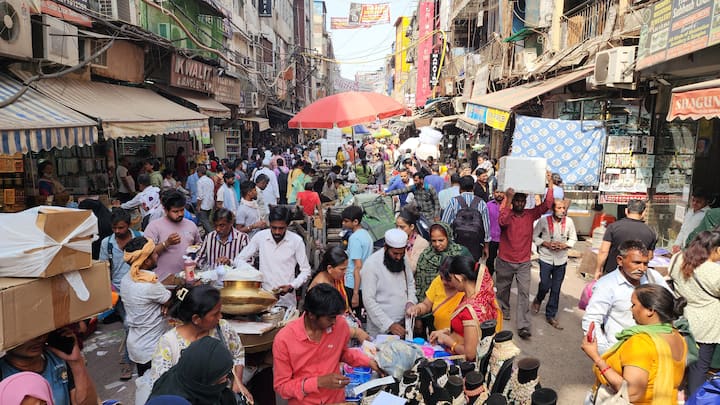 सदर बाजार के व्यापारी चाहते हैं कि सरकार और प्रशासन इस समस्या का जल्द समाधान निकाले. जिसे लेकर व्यापारियों ने कुछ सुझाव भी दिए हैं. सुबह 9 से 11 बजे और शाम 6 से 9 बजे तक हर चौक पर ट्रैफिक पुलिस की तैनाती हो. अवैध पार्किंग हटाकर बहुमंजिला पार्किंग का निर्माण कराया जाए.