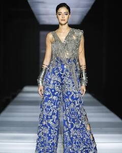 Lakme Fashion Week में छाईं अनन्या पांडे, ब्लू कलर में किया रैंप पर वॉक, फैंस हुए इंप्रेस