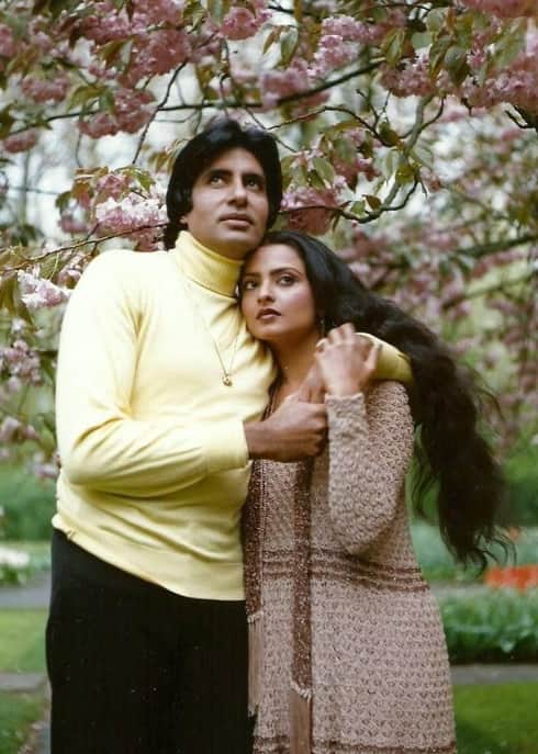 वरिष्ठ लेखक और फिल्म इतिहासकार हनीफ ज़वेरी के अनुसार, रेखा आज भी अमिताभ से प्यार करती हैं कई बार दिग्गज अभिनेत्री पब्लिक प्लेस पर ऐसा हिंट दे चुकी हैं.