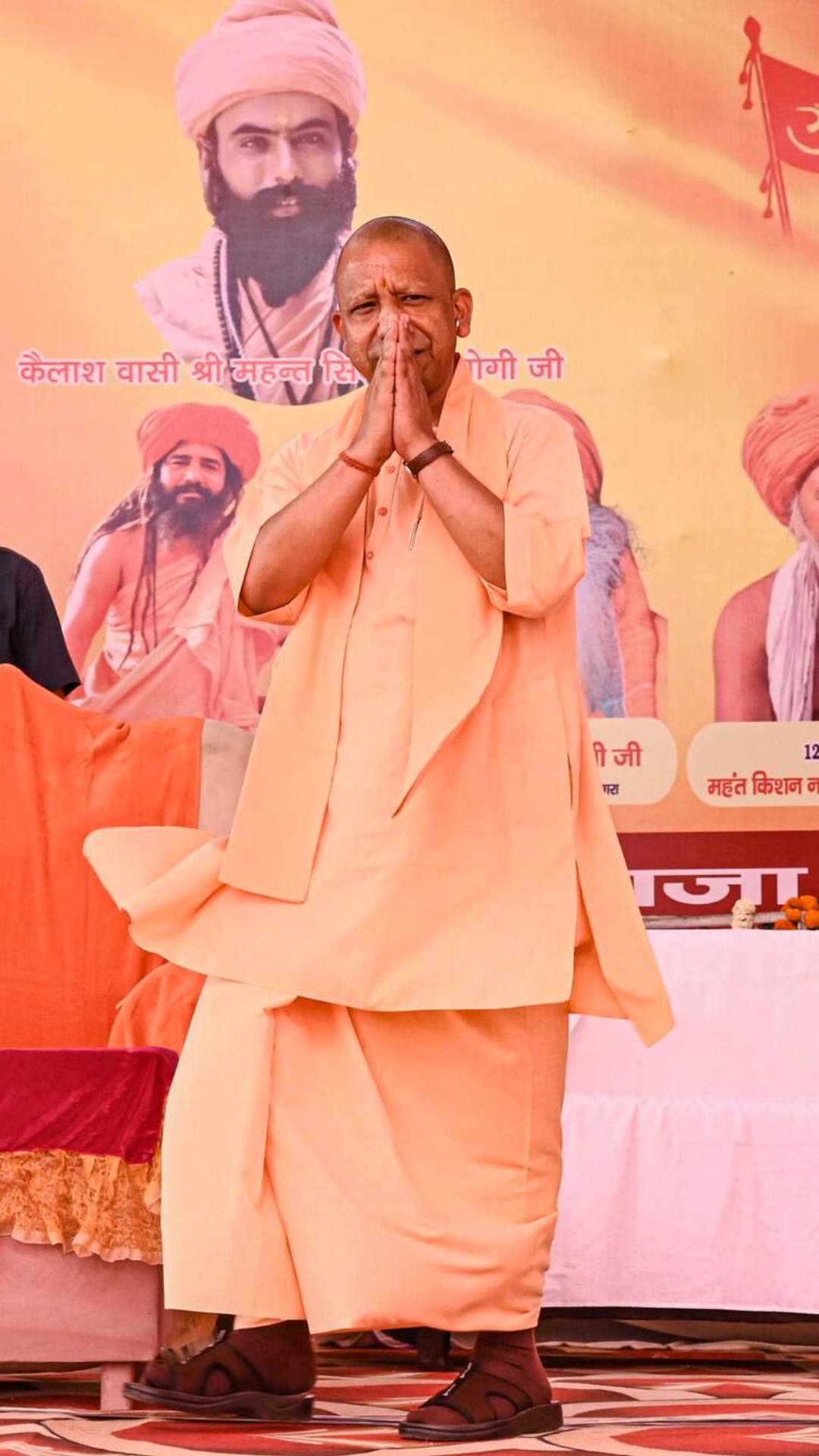 आदित्यनाथ ने इस मुद्दे को लेकर बयान दिया कि आगरा की असली पहचान शिवाजी महाराज से है