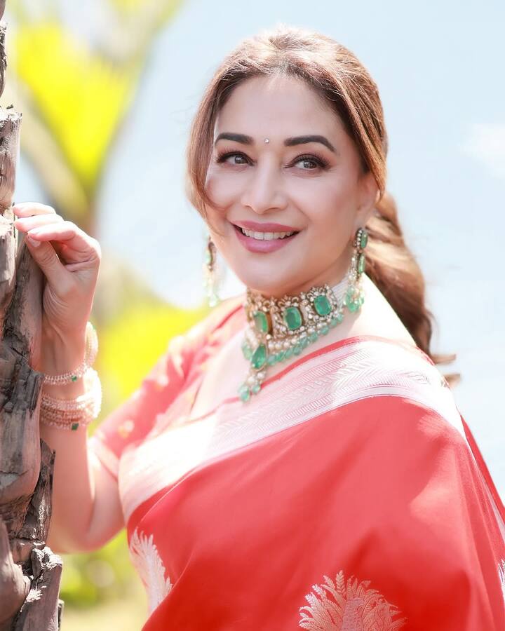 હવે લેટેસ્ટ ફોટોઝમાં અભિનેત્રી દેશી લુકમાં જોવા મળી રહી છે. આ તસવીરોમાં માધુરી રેડ સાડીમાં જોવા મળી રહી છે.