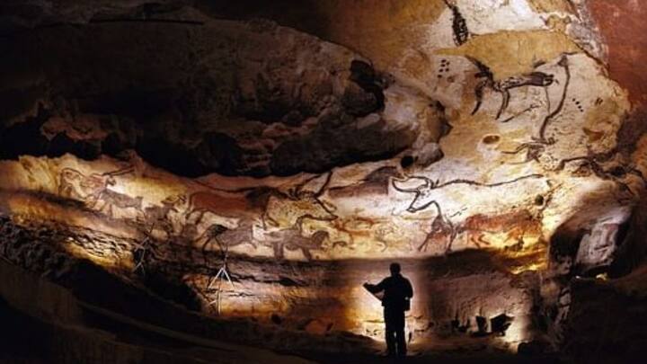 लासकॉक्स गुफा फ्रांस के दक्षिण-पश्चिमी क्षेत्र में स्थित एक पुरापाषाण गुफा है. यह अपने असाधारण गुफा चित्रों के लिए प्रसिद्ध है, जिन्हें मैग्डेलियनियन काल का माना जाता है. यहां भी इंसानों का जाना मना है.