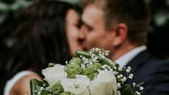 Weird Tradition In Sweden: यहां शादी में आए लोगों की हो जाती है मौज, दुल्हन को किस करने का है रिवाज