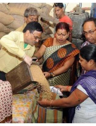 Ration Card Rules For Cancellation:  ભારત સરકાર દેશના લોકો માટે ઘણી યોજનાઓ ચલાવે છે. આજે પણ દેશમાં આવા ઘણા લોકો છે. જેઓ દિવસમાં બે વખત ખાવાની પણ વ્યવસ્થા કરી શકતા નથી.