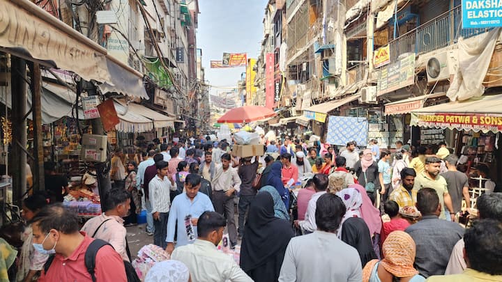 सदर बाजार में कुछ स्थानों पर जाम की स्थिति सबसे ज्यादा विकट बनी हुई है, जिनमें सदर थाना चौक, मिठाई पुल, कुतुब रोड चौक, तेलीवाड़ा सिघाड़ा चौक, 12 टूटी रोड, खारी बावली रोड, मेन सदर बाजार प्रमुख हैं.सदर बाजार में अपराध की घटनाएं भी तेजी से बढ़ रही हैं. जाम और भीड़ का फायदा उठाकर अपराधी मोबाइल, पर्स और गहने चोरी कर रहे हैं. महिलाओं के साथ छेड़छाड़ और बदसलूकी की घटनाएं भी बढ़ रही हैं.
