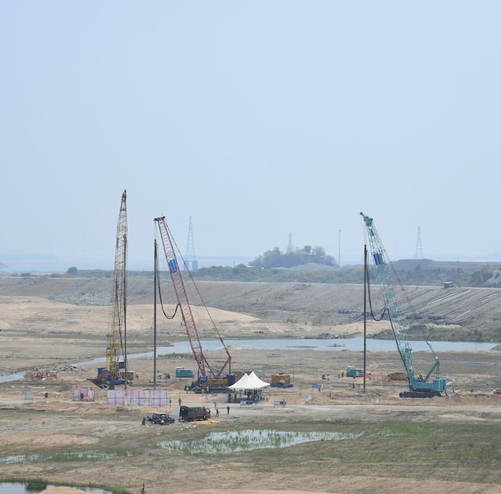 పోలవరం నీటిపారుదల ప్రాజెక్టు పనులు వేగంగా సాగుతున్నాయి.