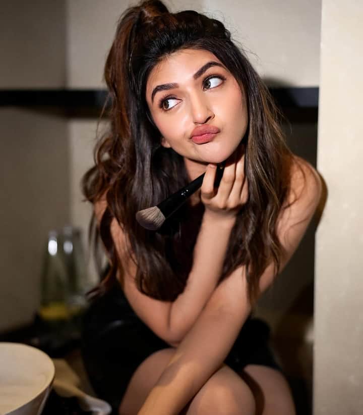 गेल्या काही दिवसांपासून सोशल मीडियावर एका दाक्षिणात्य अभिनेत्रीची चर्चा आहे. या अभिनेत्रीने दोन दिव्यांग मुलांना दत्तक घेतल्यानंतर तिचं सर्वांकडून कौतुक होतं आहे.