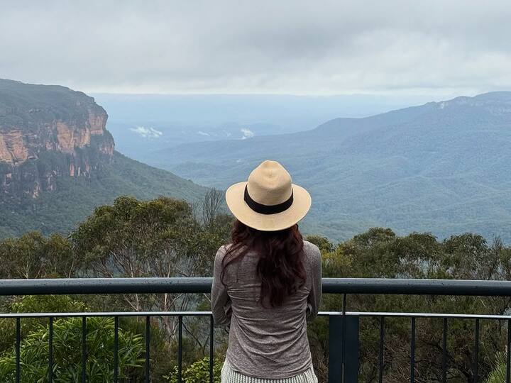 Dressed in a casual yet stylish ensemble, Samantha opted for a grey full-sleeve shirt paired with blue jeans.