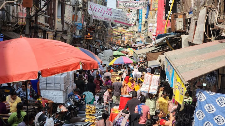 वहीं दूसरी ओर अवैध पार्किंग, अतिक्रमण और ई-रिक्शा की बेतहाशा बढ़ती संख्या ने यातायात को लगभग ठप कर दिया है. दिनभर लगने वाले जाम के कारण न तो माल आसानी से दुकानों तक पहुंच पा रहा है और न ही दूसरे राज्यों में भेजा जा रहा है.