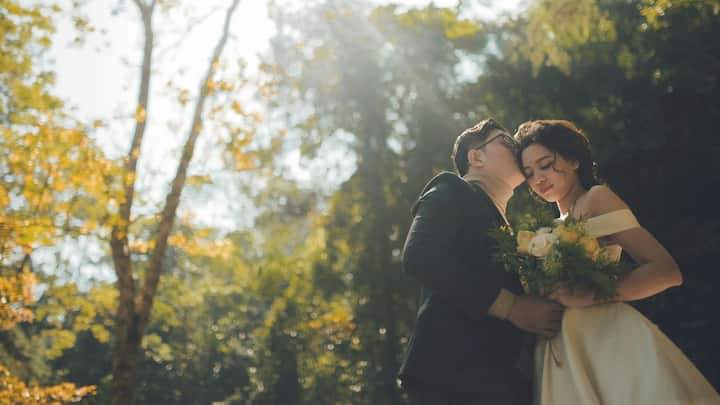 इस रिवाज में दूल्हा अपनी होने वाली दुल्हन को छोड़कर चला जाता है और फिर शादी में मौजूद सभी युवा और अविवाहित लोग दुल्हन को किस करते हैं.