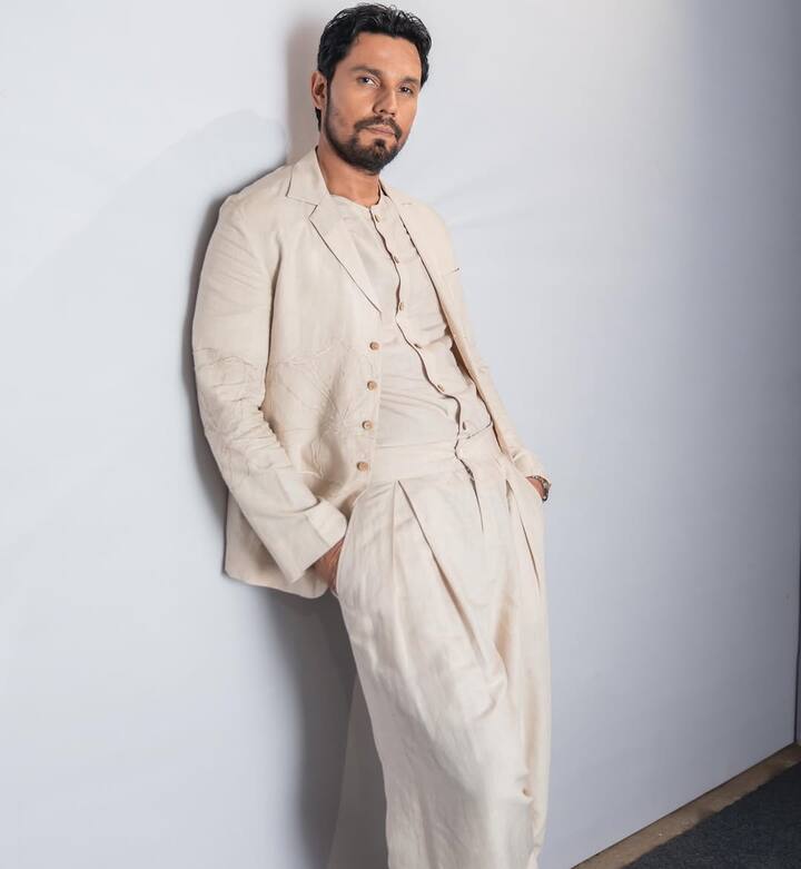 रणदीप हुड्डा ने साल 2001 में रिलीज हुई फिल्म ‘मानसून वेडिंग’ से बॉलीवुड में डेब्यू किया था. ये फिल्म भले ही फ्लॉप रही, लेकिन यहां से रणदीप का एक्टिंग सफर शुरू हो गया था.