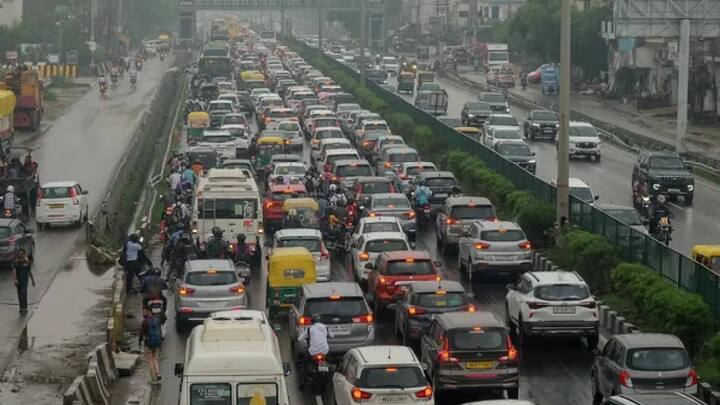 राज्याचे उपमुख्यमंत्री आणि पुण्याचे पालकमंत्री अजित पवार यांनी विधानसभेतही शहरातील वाहतूक कोंडी सोडविण्यासाठी पायाभूत सुविधांवर भर देण्यात येत असल्याचं म्हटलं होतं. तसेच, मेट्रोचं जाळं विस्तारत असल्याचेही त्यांनी सांगितलं होतं.