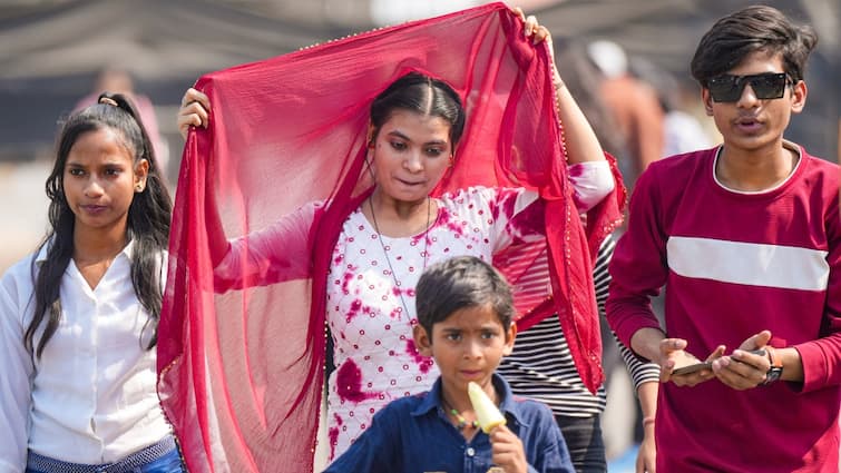 Delhi Weather Update Highest temperature recorded in March since 2022 IMD Forecast strong wind blow Today AQI 322 Delhi Weather: दिल्ली में गर्मी ने तोड़े रिकॉर्ड, पिछले 3 सालों का सबसे ज्यादा तापमान दर्ज, IMD ने की लोगों से ये अपील