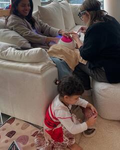 प्रियंका चोपड़ा का बेटी मालती मैरी ने किया मेकअप, फिर पेंटिंग बनाती दिखीं एक्ट्रेस की लाडली, देखें फोटोज