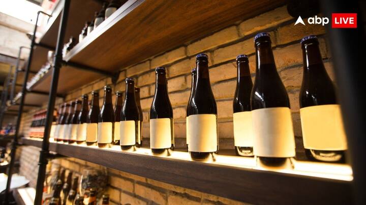 मंहगे ब्रांड की शराब के दामों में भी कटौती हुई है. रॉक फोर्ड रिजर्व, एंटीक्विटी ब्लू, ब्लेंडर प्राइड रिजर्व और अमृत के दाम 600 कर दिये गए हैं. सिग्नेचर, वोडक फ्लेवर और सिमरन ऑफ की एक बोतल 450 में बिक रही है.